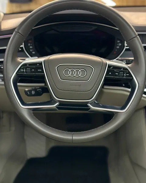 Руль и светлый салон Audi A8 L